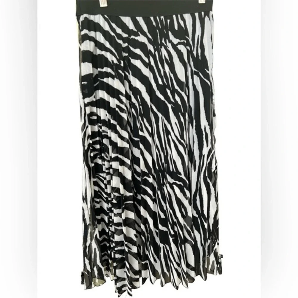 Know One Cares Zebra Print Pleated Midi Skirt Black & White Animal Print Size M‎